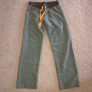Figs Scrub bottoms with two pockets in the back